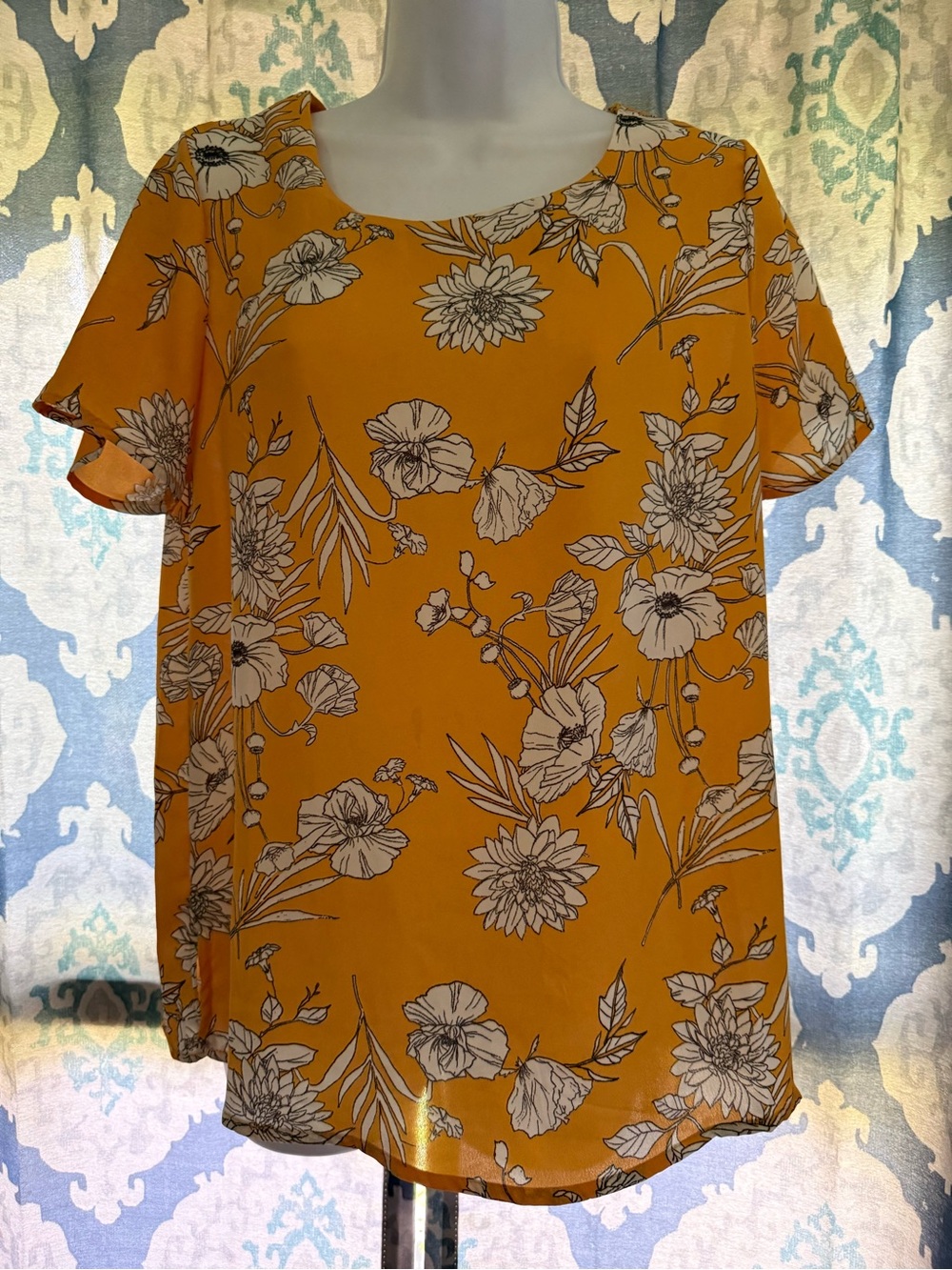 Daytrip By Buckle Vibrant Floral Gold Blouse Short Flutter Sleeves S Small